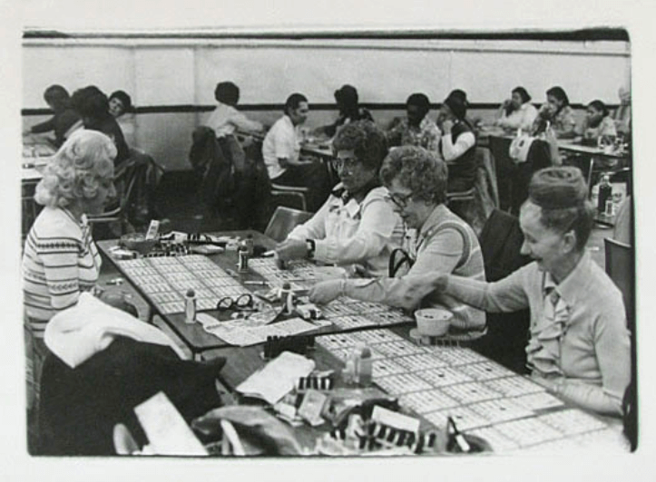 foto antigua de una partida de bingo