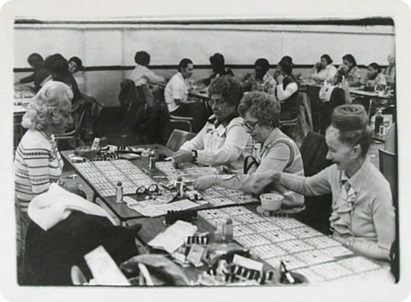 foto antigua de una partida de bingo